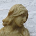 Lote: 109 - Lote: 109 - Figura femenina en alabastro