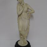 Lote: 18 - Lote: 18 - Figura femenina en yeso