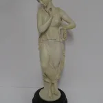 Lote: 18 - Lote: 18 - Figura femenina en yeso