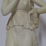 Lote: 18 - Lote: 18 - Figura femenina en yeso