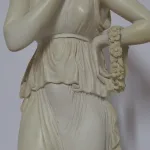 Lote: 18 - Lote: 18 - Figura femenina en yeso