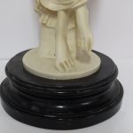 Lote: 18 - Lote: 18 - Figura femenina en yeso