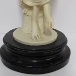 Lote: 18 - Lote: 18 - Figura femenina en yeso
