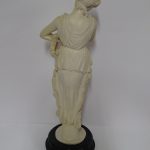 Lote: 18 - Lote: 18 - Figura femenina en yeso