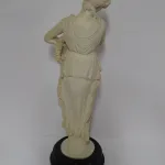 Lote: 18 - Lote: 18 - Figura femenina en yeso