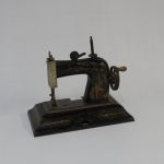 Lote: 82 - Lote: 82 - Máquina de coser de hojalata