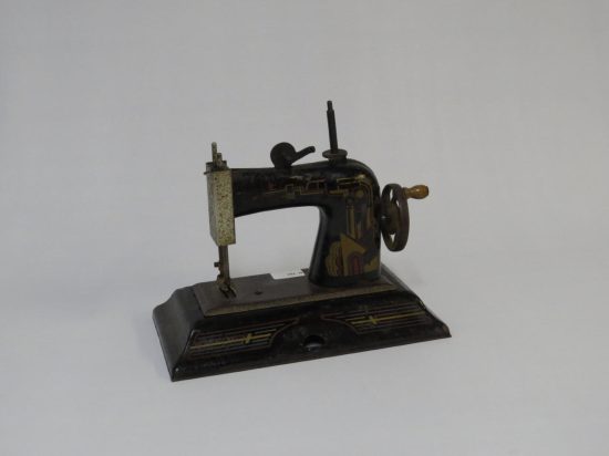 Lote: 82 - Lote: 82 - Máquina de coser de hojalata