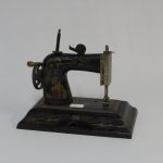 Lote: 82 - Lote: 82 - Máquina de coser de hojalata