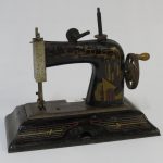 Lote: 82 - Lote: 82 - Máquina de coser de hojalata