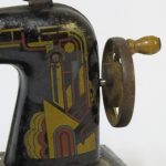 Lote: 82 - Lote: 82 - Máquina de coser de hojalata