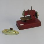 Lote: 83 - Lote: 83 - Máquina de coser y lancha de hojalata