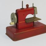 Lote: 83 - Lote: 83 - Máquina de coser y lancha de hojalata