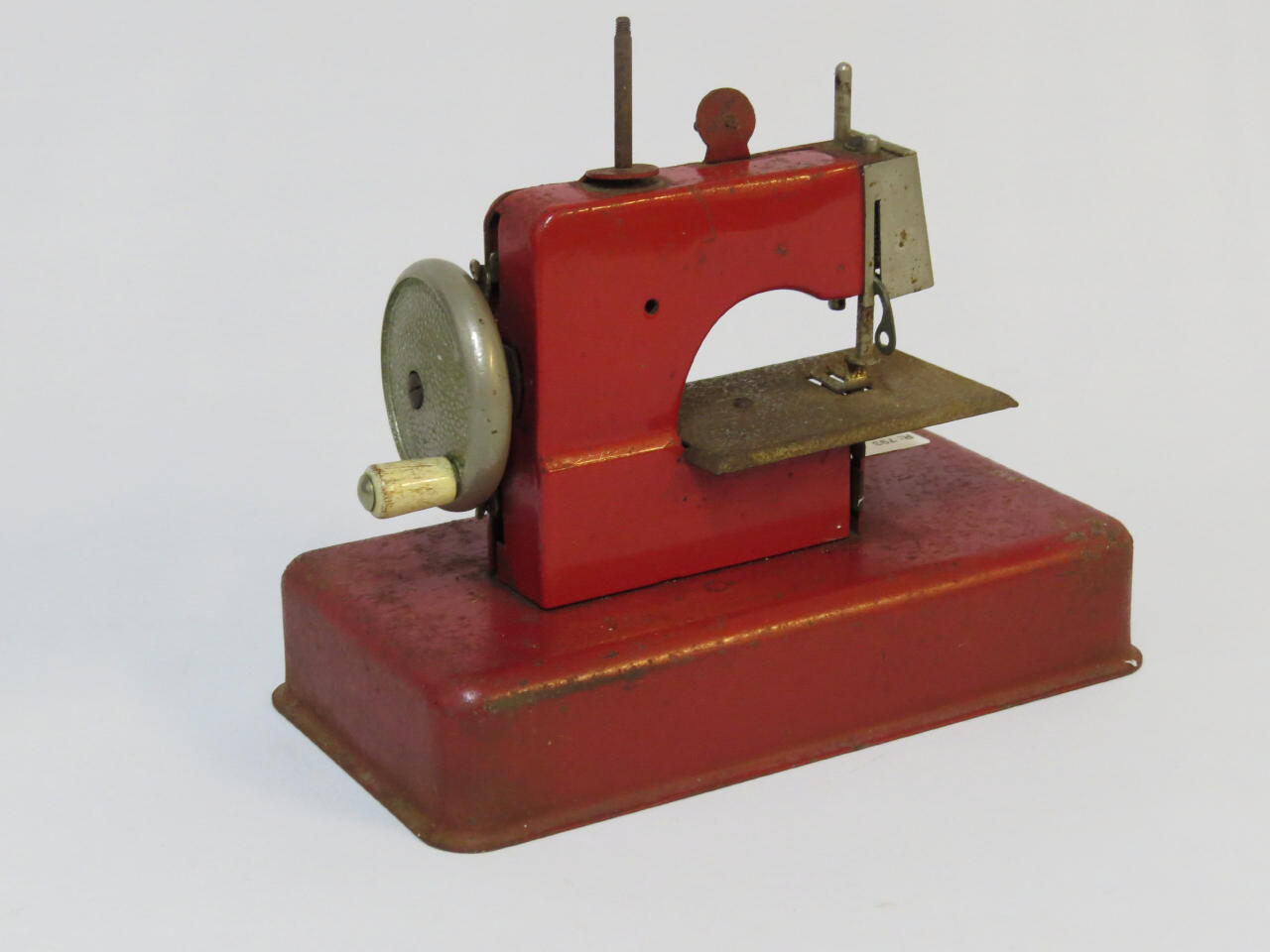 Lote: 83 - Lote: 83 - Máquina de coser y lancha de hojalata