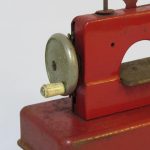 Lote: 83 - Lote: 83 - Máquina de coser y lancha de hojalata