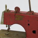 Lote: 83 - Lote: 83 - Máquina de coser y lancha de hojalata