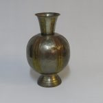 Lote: 145 - Lote: 145 - Jarrón en metal