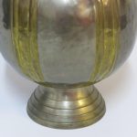 Lote: 145 - Lote: 145 - Jarrón en metal