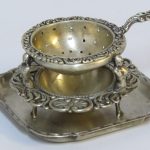 Lote: 108 - Lote: 108 - Colador de té y posa vasos