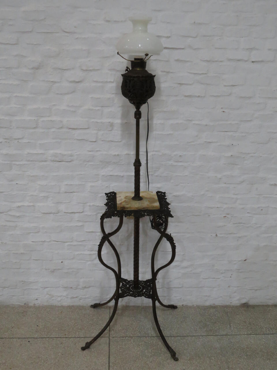Lote: 52 - Lote: 52 - Lampara de pie 