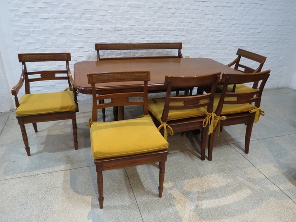 Lote: 124 - Lote: 124 - Juego de comedor