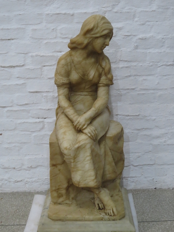 Lote: 111 - Lote: 111 - Figura femenina en alabastro