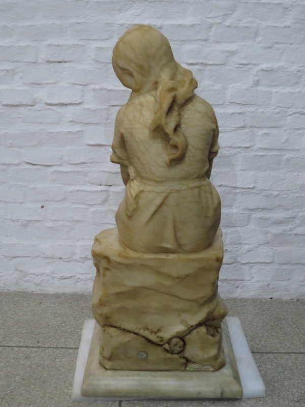 Lote: 111 - Lote: 111 - Figura femenina en alabastro