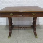 Lote: 48 - Lote: 48 - Mesa de escritorio Tudor
