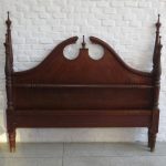 Lote: 59 - Lote: 59 - Cama y mesas de noche Inglesas