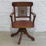 Lote: 44 - Lote: 44 - Silla giratoria de roble