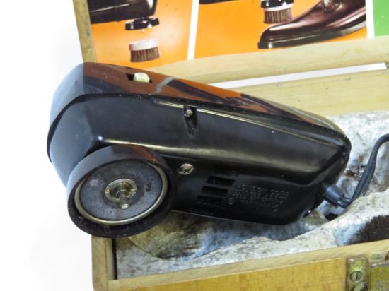 Lote: 68 - Lote: 68 - Antiguo botinero lustrador