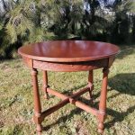 Lote: 87 - Lote: 87 - Mesa de sala Tudor en cedro