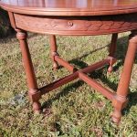Lote: 87 - Lote: 87 - Mesa de sala Tudor en cedro