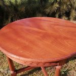 Lote: 87 - Lote: 87 - Mesa de sala Tudor en cedro