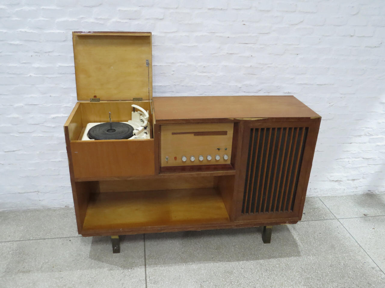 Lote: 49 - Lote: 49 - Mueble tocadiscos