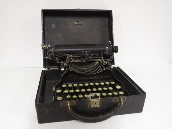 Lote: 105 - Lote: 105 - Maquina de escribir 