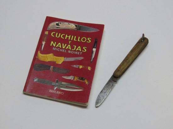 Lote: 125 - Lote: 125 - Libro y navaja