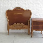 Lote: 91 - Lote: 91 - Cama y mesa de noche francesa