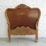Lote: 91 - Lote: 91 - Cama y mesa de noche francesa