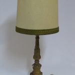 Lote: 28 - Lote: 28 - Lampara de mesa de madera
