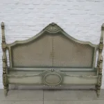 Lote: 94 - Lote: 94 - Cama y mesas de noche Luis XVI