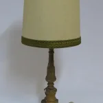 Lote: 20 - Lote: 20 - Lampara de mesa de madera