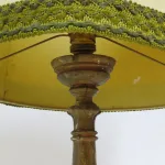 Lote: 20 - Lote: 20 - Lampara de mesa de madera