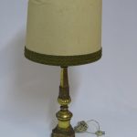 Lote: 21 - Lote: 21 - Lampara de mesa de madera