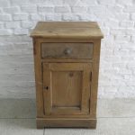 Lote: 49 - Lote: 49 - Mesa de luz