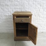 Lote: 49 - Lote: 49 - Mesa de luz