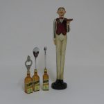 Lote: 26 - Lote: 26 - Figura de mozo y set bar