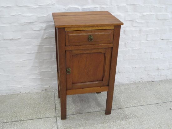 Lote: 64 - Lote: 64 - Mesa de noche