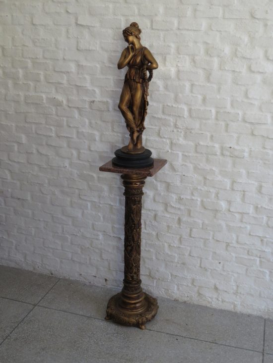 Lote: 18 - Lote: 18 - Estatuilla y pedestal