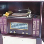 Lote: 24 - Lote: 24 - Mueble toca discos 