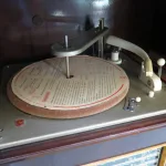 Lote: 24 - Lote: 24 - Mueble toca discos 